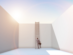 Illustration de l'article sur notre potentiel créateur et le courage d'essayer une nouvelle idée. Un homme courageux s'apprete à monter sur l'échelle pour franchir un mur très haut.