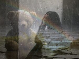 Illustration de l'article sur les blessures d'attachement. L'ambiance grave et triste, une femme déprimée, un ourson abandonné dans la rue sous l'orage, un ombre de l'arc-en-ciel.